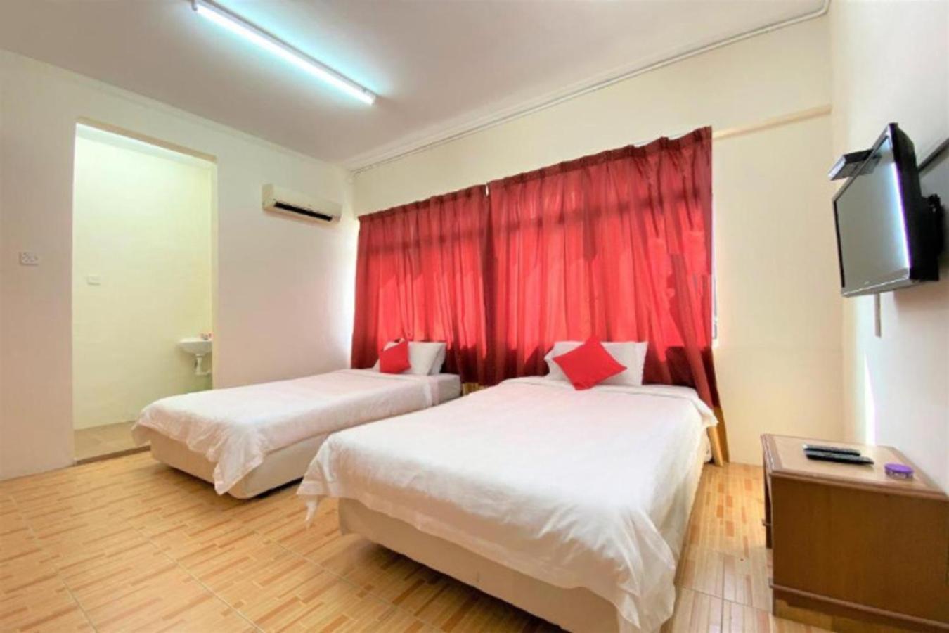 B Hotel Penang George Town Bagian luar foto